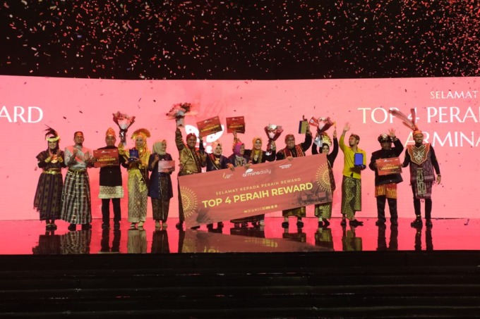 LUAR BIASA: Richan Mudzakar,Direktur Utama Armina Daily dan Rusdi Mudzakar Direktur Operasional Armina Daily bersama timnya saat 4th Anniversary Armina Daily” yang diselenggarakan di Jakarta Convention Center, Senayan. (ISTIMEWA/RADAR GRESIK)