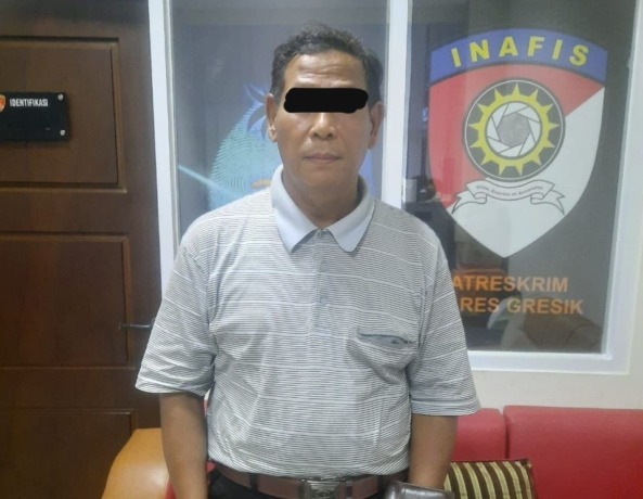 Tersangka SB saat diamankan di Mapolres Gresik. (Ist/Radar Gresik)