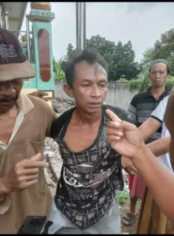DIMASSA : Diduga curi motor pelaku Hadi ditangkap warga dan dihajar masa di Desa Drancang, Kecamatan Menganti. (istimewa/radar gresik)