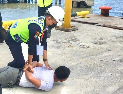 DILUMPUHKAN : Petugas keamanan pelabuhan PT Petrokimia Gresik berhasil melumpuhkan dua penyusup yang telah merusakan fasilitas perusahaan hingga mengakibatkan pencemaran udara. (Dok/Radar Gresik)