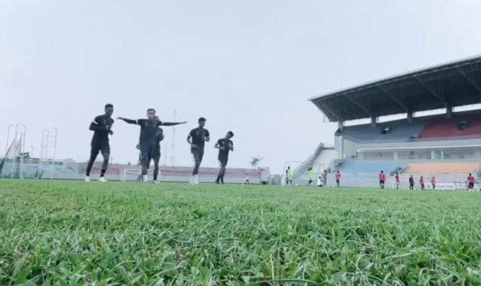 LATIHAN : Pamain Gresik United menjalani latihan di Stadion Gelora Joko Samudro, Jumat (9/12). (Ist./Radar Gresik)