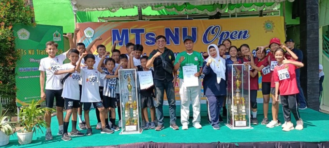 PELAJAR BERPRESTASI: Para pemenang MTs NU Open berfoto bersama usai mengikuti lomba atletik.  (Ist./Radar Gresik)
