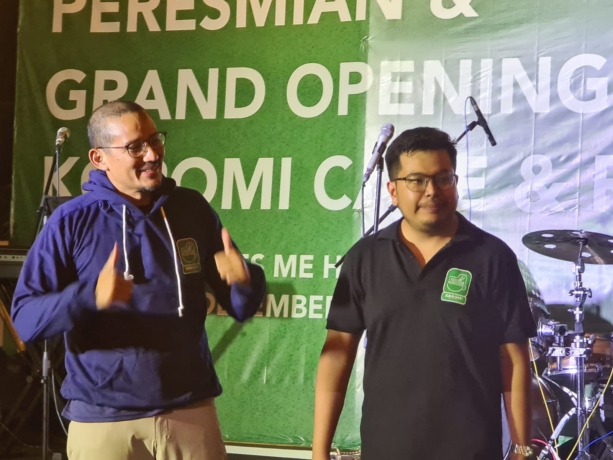 INOVATIF: Owner Koromi Rian Septrianto Maulana bareng Menparekraf RI Sandiaga Uno. (Firman/Radar Gresik)