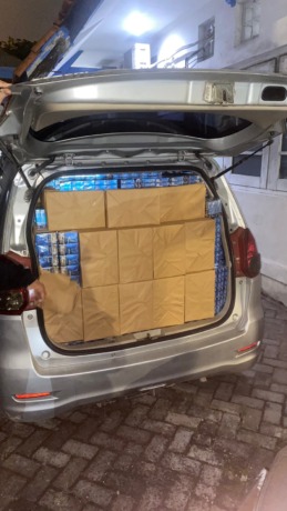 Diamankan : Seorang pengemudi travel yang mengangkut ratusan ribu batang rokok ilegal diamankan petugas Bea Cukai Gresik. (Dok/Radar Gresik)