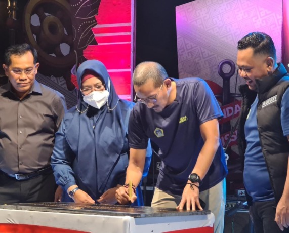 HARISMA EVEN NASIONAL: yakni Menteri Pariwisata dan Ekonomi Kreatif (Menparekraf) Sandiaga Salahuddin Uno disaksikan BUpati Gresik Fandi Akhmad Yani dan Wakil BUpati Gresik Aminatun Habibah menandatangani prasasti GNI, Minggu (18/12). (novi/radar gresik)