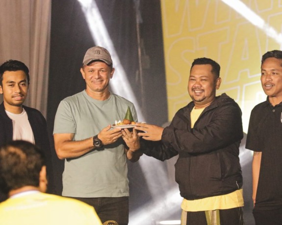 BERJUANG JADI JUARA : President Klub Gresik United, Fandi Akhmad Yani saat memberikan kue ulang tahun kepada pelatih dan jajaran manajemen Gresik United. (Ist./Radar Gresik)