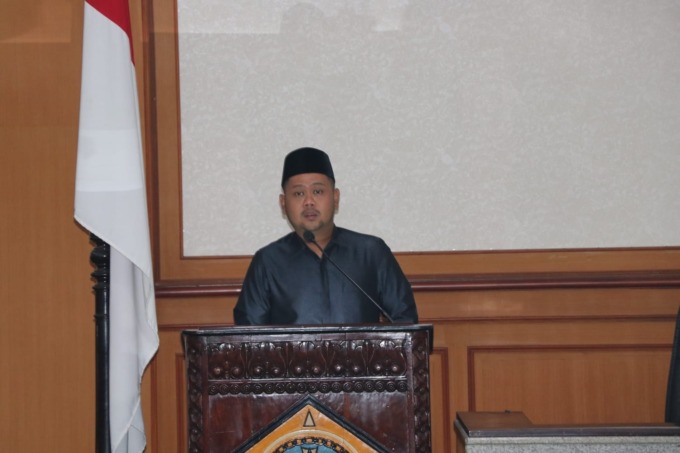 BERI JAWABAN: Bupati Gresik Fandi Akhmad Yani saat membacakan jawabannya terhadap PU masing-masing Fraksi terhadap Ranperda Penanaman Modal. (Dok/Radar Gresik)
