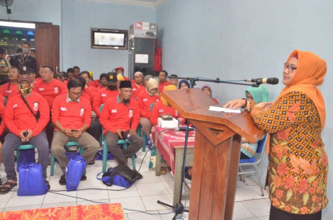 SOSIALISASI: Wakil Bupati Gresik Aminatun Habibah pentingnya pemberantasan cukai ilegal kepada pedagang di Pasar Gresik, kemarin. (Dok/Radar Gresik)