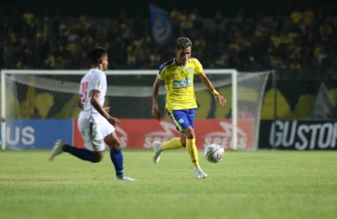 OPTIMISTIS: Pemain GU Risman Maidullah saat menggiring bola di Stadion Gelora Joko Samudro.  (Ist./Radar Gresik)