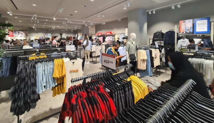 Variatif : Para pengunjung Icon Mall sedang memilih busana di Icon Mall. (Firman/Radar Gresik)