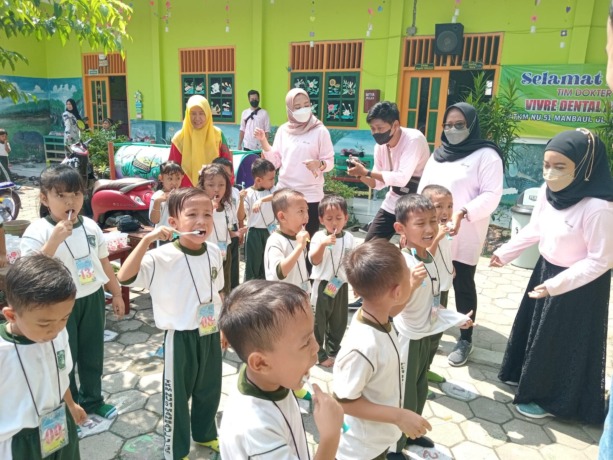 EDUKASI: Para siswa mengikuti arahan untuk menggunakan sikat gigi yang benar.  (Ist./Radar Gresik)