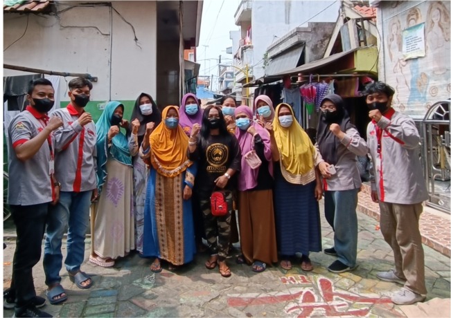 Mahasiswa Manajemen Rekayasa UISI menggelar PENGMAS (Pengabdian Masyarakat) mengenai pengembangan produk hasil tangkapan pada kelompok istri Nelayan di Desa Lumpur, Gresik. (Ist./Radar Gresik)