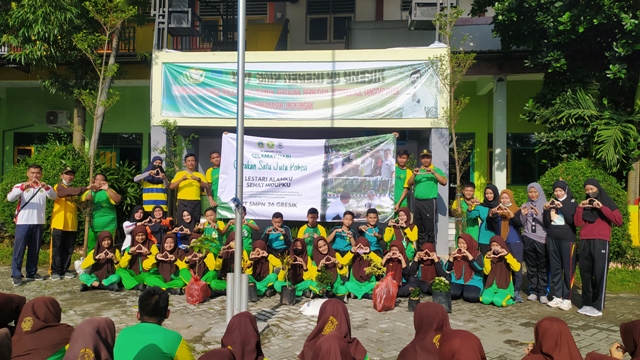 GERAKAN SATU JUTA POHON: Keluarga besar UPT SMP Negeri 26 Gresik berkominten untuk mendukung Gerakan Satu Juta Pohon. (Ist./Radar Gresik)