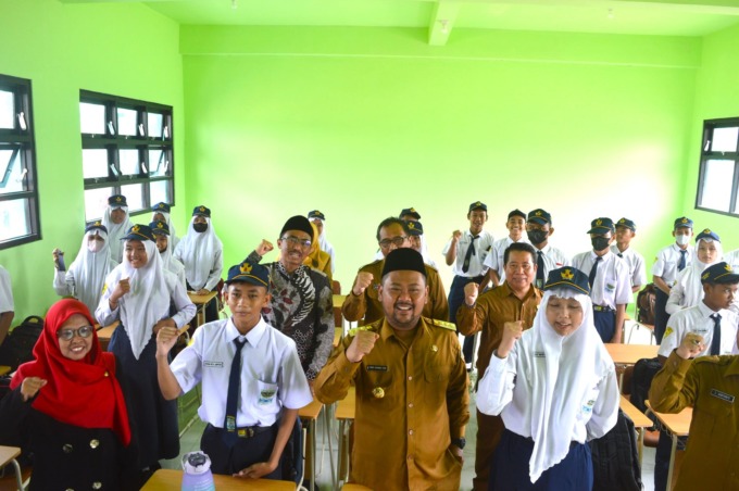 BAHAGIA: Bupati Gresik Fandi Akhmad Yani berfoto bersama para siswa kelas 8A SMPN 34 di Manyar.
