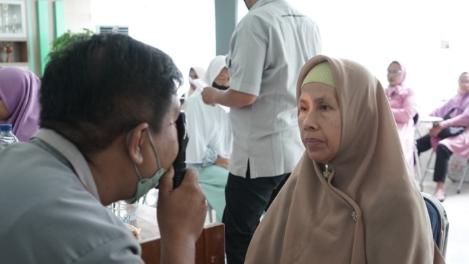 DETEKSI DINI: Tim Eyelink Foundation saat melakukan pemeriksaan mata pada para Lansia di Bawean Gresik.