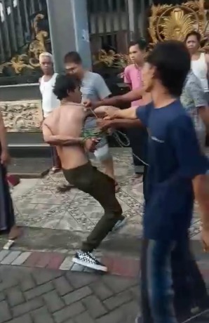 TEWAS: Pelaku curanmor babak belur saat diamuk massa di Desa Pelemwatu, Kecamatan Menganti.  (Ist/Radar Gresik)