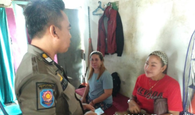 DI RAZIA : Anggota Dinas Satpol PP Kabupaten Gresik saat melakukan razia warung remang - remang di Jalan Raya Duduksampeyan. (Ist/Radar Gresik)