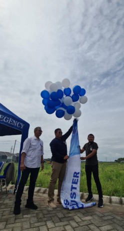 Bidik Millenial : Ketua Pengurus K3PG, Awang Djohan Bachtiar (tengah) didampingi para pengurus koperasi yang lain melaunching New klaster Amarilis hunian baru dengan konsep millenial. (Firmansyah/Radar Gresik)