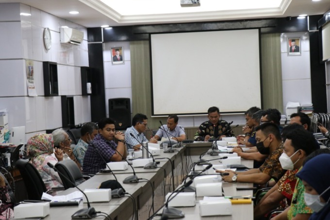 AUDIENSI: Komisi II dan III saat menemui nelayan yang mengeluhkan reklamasi dan parkir kapal sembarangan. (Rofiq/Radar Gresik)
