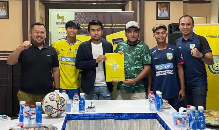 DIKOTRAK: Presiden Klub Gresik United Fandi Akhmad Yani, CEO Gresik United Muhammad Allan resmi mengontrak dua pemain Persebaya Dicky Kurniawan dan Akbar Firmansyah. (Ist/Radar Gresik)