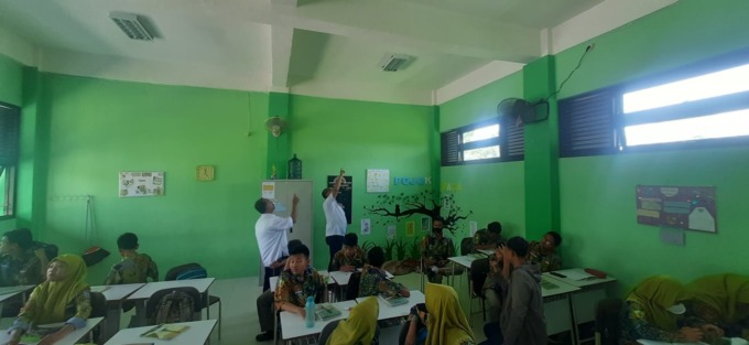 SIDAK: Sekretaris Dispendik Gresik Herawan Eka Kusuma saat melihat langsung kondisi kerusakan SMPN 33 di Driyorejo. (Rofiq/Radar Gresik)