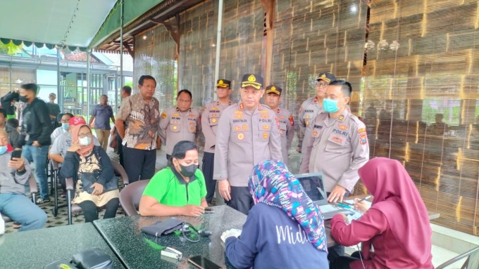 PENINJAUAN: Kapolres Gresik AKBP Adhitya Panji Anom beserta jajaran Polres Gresik saat meninjau vaksinasi di Kecamatan Kebomas.  (Ist/Radar Gresik)