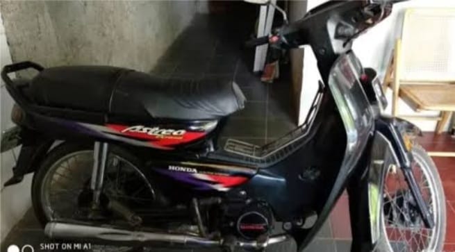 PENCURIAN: Sepeda motor Honda Astrea nopol W 5073 BF warna hitam milik Achmad Zamroni raib digondol maling saat diparkir di rumahnya di Jalan Nyai Ageng Arema - arema 35-A RT 003 RW 001, Kelurahan/Desa Pakelingan, Kecamatan Gresik. (IST/RADAR GRESIK)