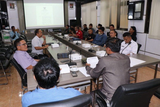 HEARING: Komisi III saat memanggil Dishub dan Jukir terkait kisruh parkir kawasan pasar. (Rofiq/Radar Gresik)