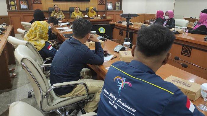 Dukung Pariwisata Lokal : Para pelaku usaha pariwisata di Gresik melakukan audiensi dengan Wakil Bupati Gresik, Aminatun Habibah. (Dok/Radar Gresik)