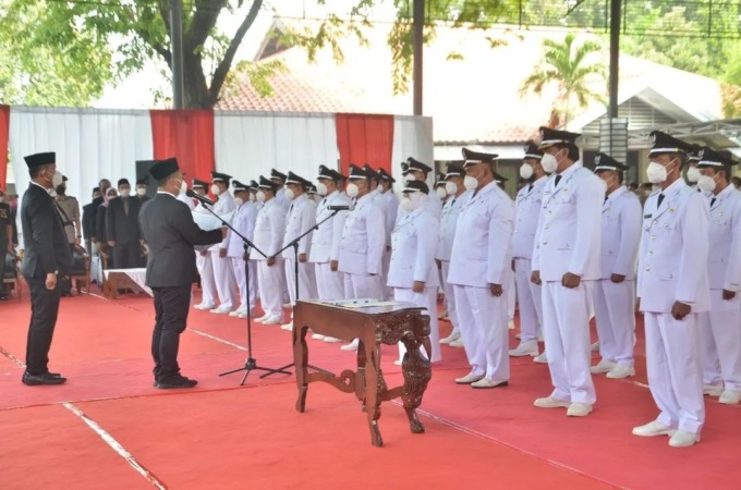 BAKAL KOSONG: Puluhan kades terpilih saat dilantik di halaman Kantor Pemkab beberapa waktu lalu. (Dok/Radar Gresik)