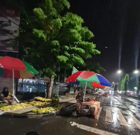 MERASA SUDAH BAYAR: PKL di depan pasar baru Gresik merasa aman menggelar lapaknya setelah membayar biaya kebersihan dan keamanan. (Firmansyah/Radar Gresik)