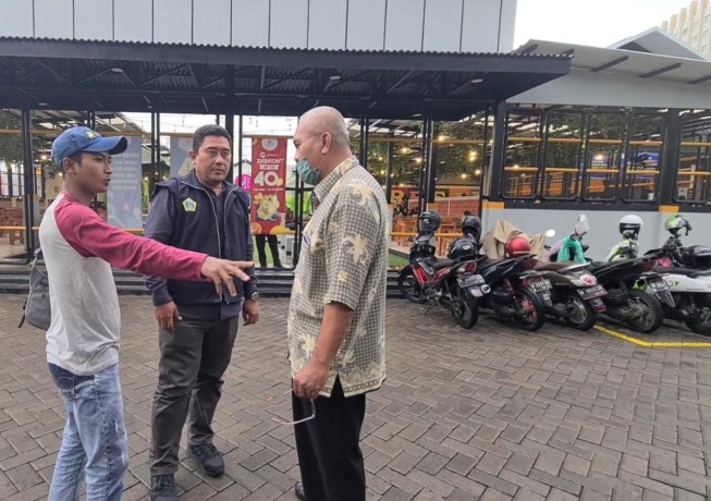 DIBUKA LAGI: Tim Badan Pendapatan Pengelolaan Keuangan dan Aset Daerah (BPPKAD) mendatangi restoran mie di Jalan Sumatera GKB Gresik yang baru sehari buka untuk mengkroscek pajak. (Dok/Radar Gresik)