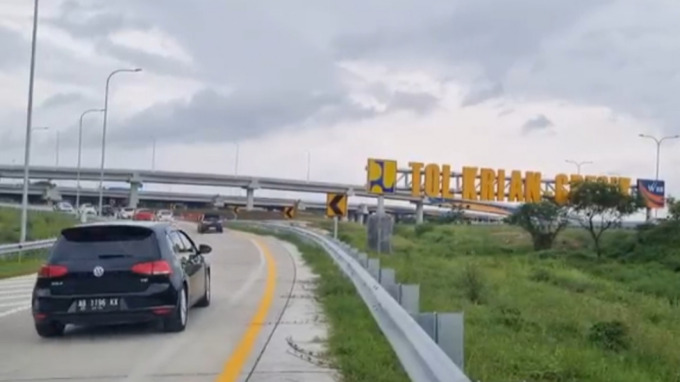 KEBERATAN: Saiful Arif menyampaikan keberatannya dalam sidang konsinyasi pembebasan lahan proyek KLBM di Pengadilan Negeri (PN) Gresik. (Ist./Radar Gresik))