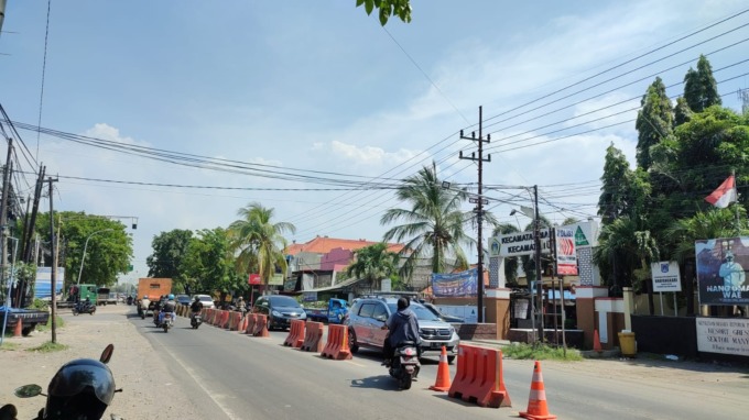 SEGERA DILEBARKAN: Jalan Raya Manyar yang menjadi langganan macet akan segera dilebarkan dalam waktu dekat. (Dok/Radar Gresik)