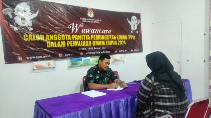 WAWANCARA: Komisioner Divisi SDM dan Parmas KPU Gresik Makmun saat mewawancarai calon PPS. (Rofiq/Radar Gresik)