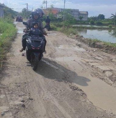 Salah satu jalan penghubung antar desa yang sedang rusak. (Dok/Radar Gresik)