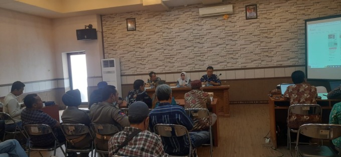 SOSIALISASI: Kepala BPBJ Tri Joko Efendi (kanan) saat melakukqn sosialisasi e-katalog bersama Kabag Humas dan Asisten Sekda. (Rofiq/Radar Gresik)