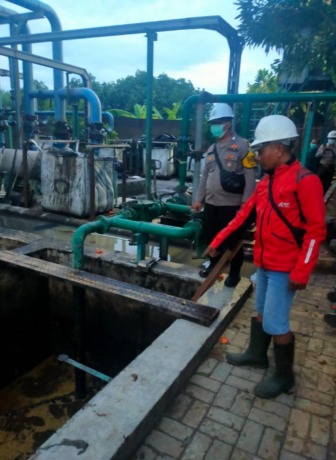 OLAH TKP: Anggota Polsek Manyar saat melakukan olah TKP di area tempat pengelolahan limbah milik PT Karya Indah Alam Sejahtera (KIAS), Kecamatan Manyar, Minggu (30/1).  (YUDHI/RADAR GRESIK)