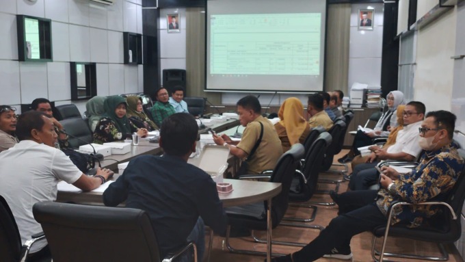 HEARING: Komisi III DPRD Gresik saat melakukan rapat bersama Diskoperindag terkait hibah UMKM 2022. (Dok/Radar Gresik)