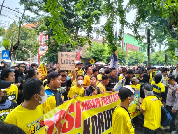 DEMO : Ratusan suporter Ultras Gresik saat berdemo menyampaikan tuntutannya terkait agar kompetisi liga 2 dilanjutkan. DEMO : Ratusan suporter Ultras Gresik saat berdemo menyampaikan tuntutannya terkait agar kompetisi liga 2 dilanjutkan. (Yudhi/Radar Gres
