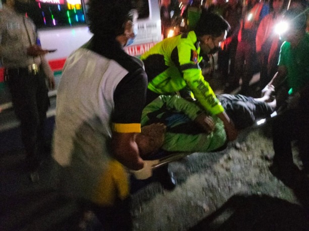 DIEVAKUASI : Anggota Polisi saat mengevakuasi korban Suparno untuk di bawa RSUD Ibnu Sina.  (Ist/Radar Gresik)