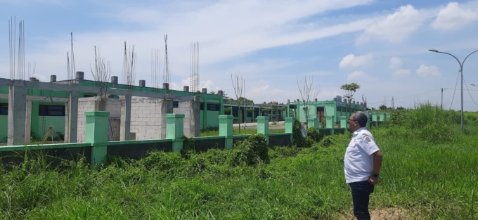 BELUM JADI: Salah satu bangunan yang belum selesai dan mangkrak karena tidak adanya anggaran. (Rofiq/Radar Gresik)