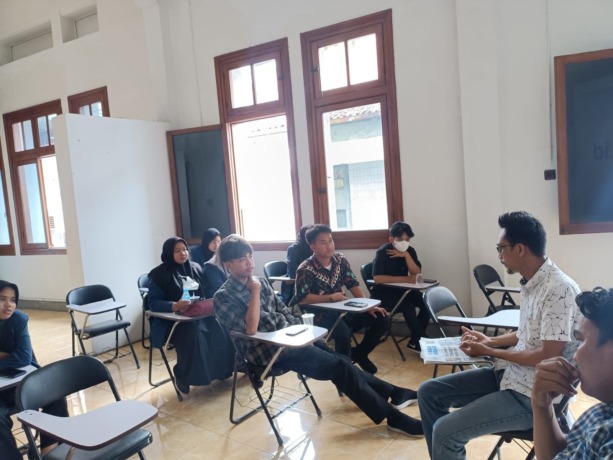 Sepuluh mahasiswa UMG yang tergabung dalam Lembaga Pers Mahasiswa Lontar melangsungkan kunjungan redaksi ke Radar Surabaya. (Riri/Radar Gresik)