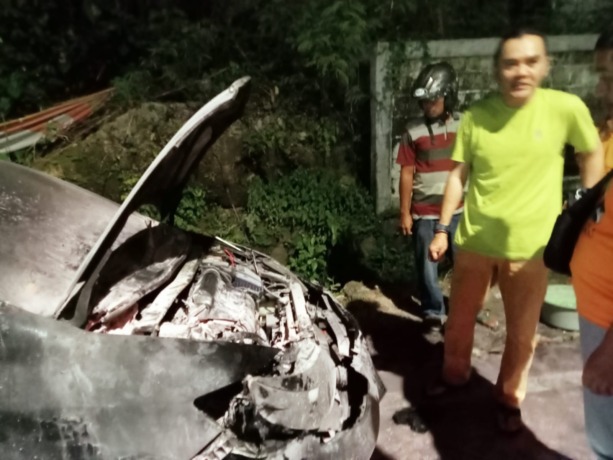 TERBAKAR: Diduga konsleting listrik mesin, mobil terbakar di Jalan Raya Sumatera GKB, Kecamatan Kebomas.  (Ist/Radar Gresik)