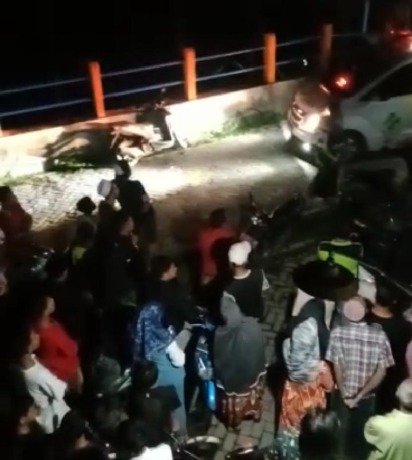 PENEMUAN MAYAT: Earga Sukomulyo digegerkan dengan penemuan mayat di Muara Sungai Sukomulyo, Minggu (29/1). (YUDHI/RADAR GRESIK)