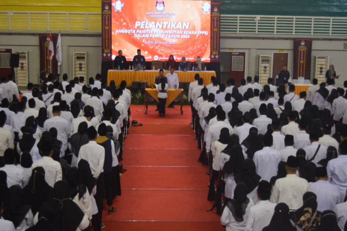 DILANTIK: Ribuan anggota PPS dilantik KPUD Gresik di WEP, kemarin. (Rofiq/Radar Gresik)