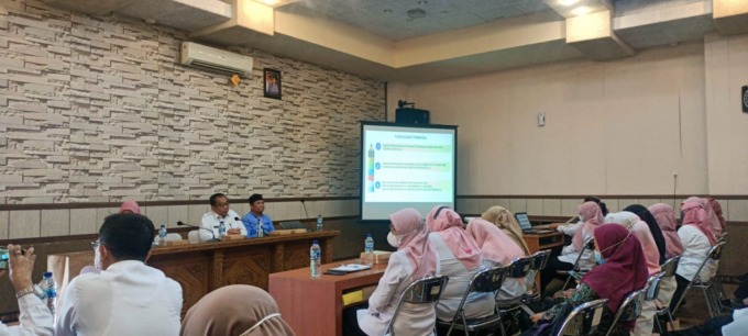STRATEGI: Sekretaris Daerah (Sekda) Pamkeb Gresik Achmad Washil Miftahul Rachman  memimpin rapat persiapan percepatan KLA 2023. (Riri/Radar Gresik)
