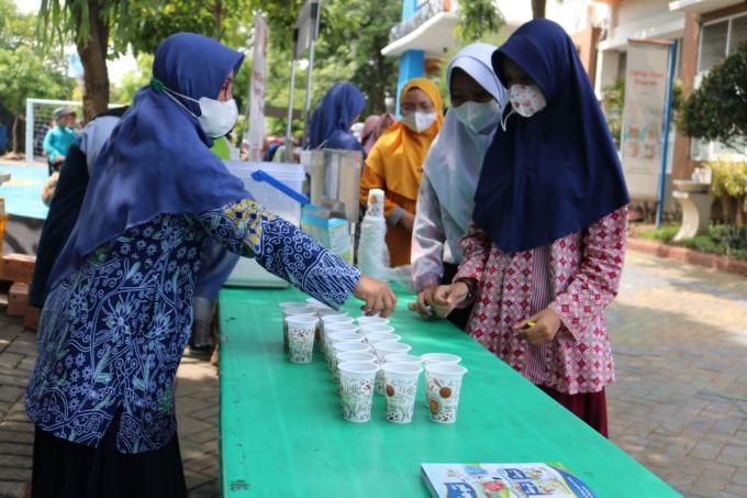 MINUM SUSU: Siswa - siswi sekolah di Kecamatan Manyar minum susu untuk memperingati Hari Gizi Nasional. (Ist/Radar Gresik)