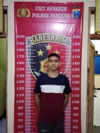 DIAMANKAN: Tersangka Syahrul Qomsah saat diamankan di Polsek Panceng. (Ist/Radar Gresik)
