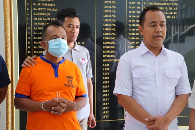DIAMANKAN : Tersangka AGS saat diamankan oleh anggota Unit PPA Satreskrim Polres Gresik.  (Ist./Radar Gresik)